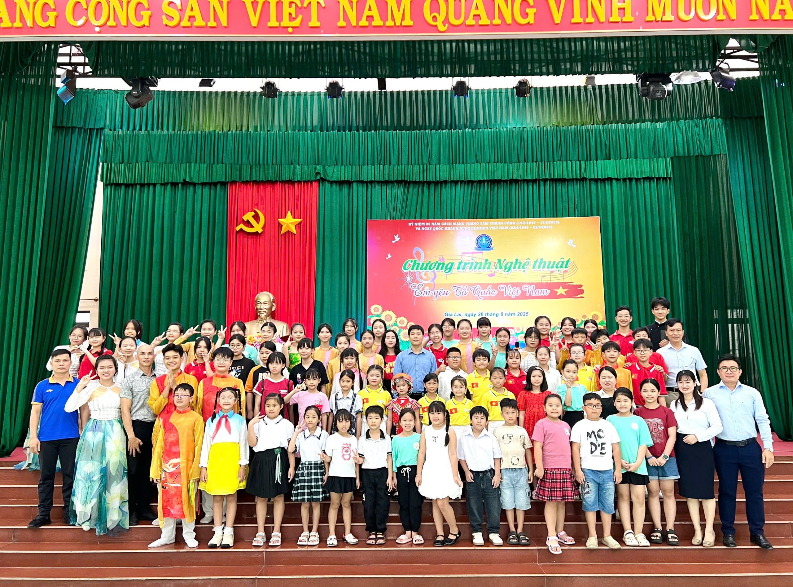 RA MĂT CÂU LẠC BỘ MÚA HÁT BIỂN XANH TRỰC THUỘC